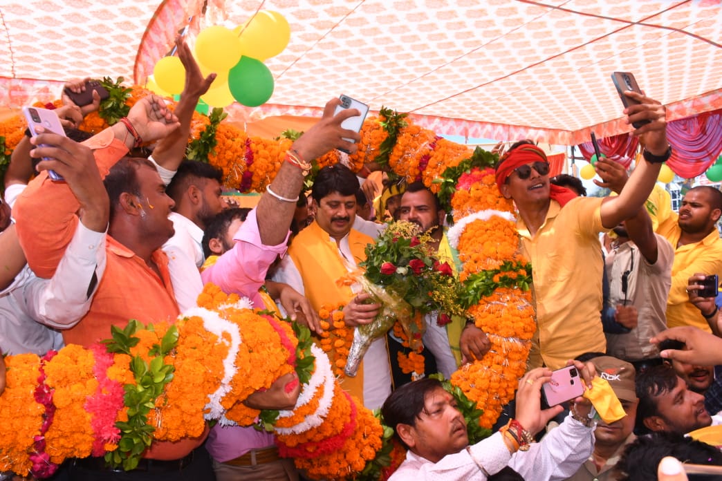 Digvijay8444's tweet photo. आज जनसेवा संकल्प यात्रा के दूसरे चरण में जनपद उन्नाव ने मिलकर किया मा. रघुराज प्रताप सिंह(राजा भैया) जी का भव्य स्वागत, यात्रा में आये सभी प्रबुद्धजनों क��� बहुत बहुत अभिनंदन।
जय जनसत्ता जय रघुराज
दिग्विजय सिंह भदौरिया
जिलाध्यक्ष उन्नाव https://t.co/4LumIUt9uK