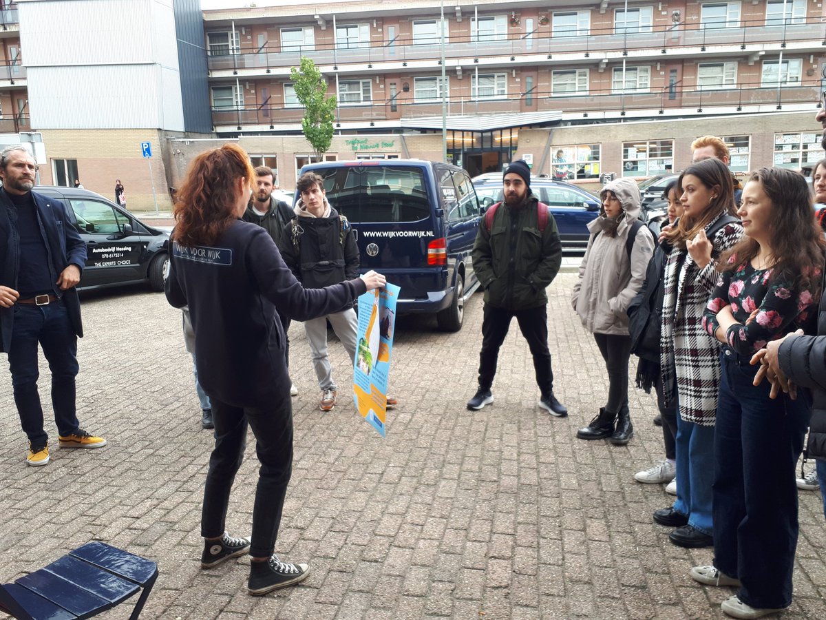 Wijksafari studenten TU Delft bij Wijk voor Wijk voor project of sustainability and social square #duurzaamheid #upcycling #circulair <a href="/AnkaMuller1/">Anka Muller</a> <a href="/jmleemans/">Joost Leemans</a>