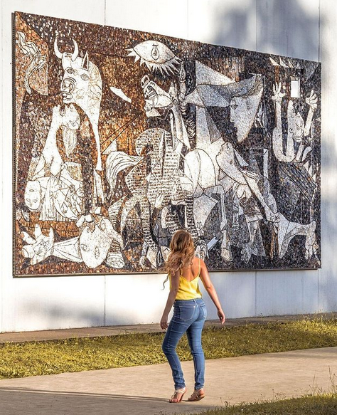 VisitFVG's tweet photo. Lascia a bocca aperta vero? 😍

Siamo a #Spilimbergo alla Scuola #Mosaicisti del Friuli, un punto di riferimento a livello mondiale per la formazione di professionisti e la divulgazione dell’arte del mosaico
Nella foto:riproduzione mosaicata di "Guernica", Picasso
📷 @letygoeson https://t.co/pzwktFbRB5