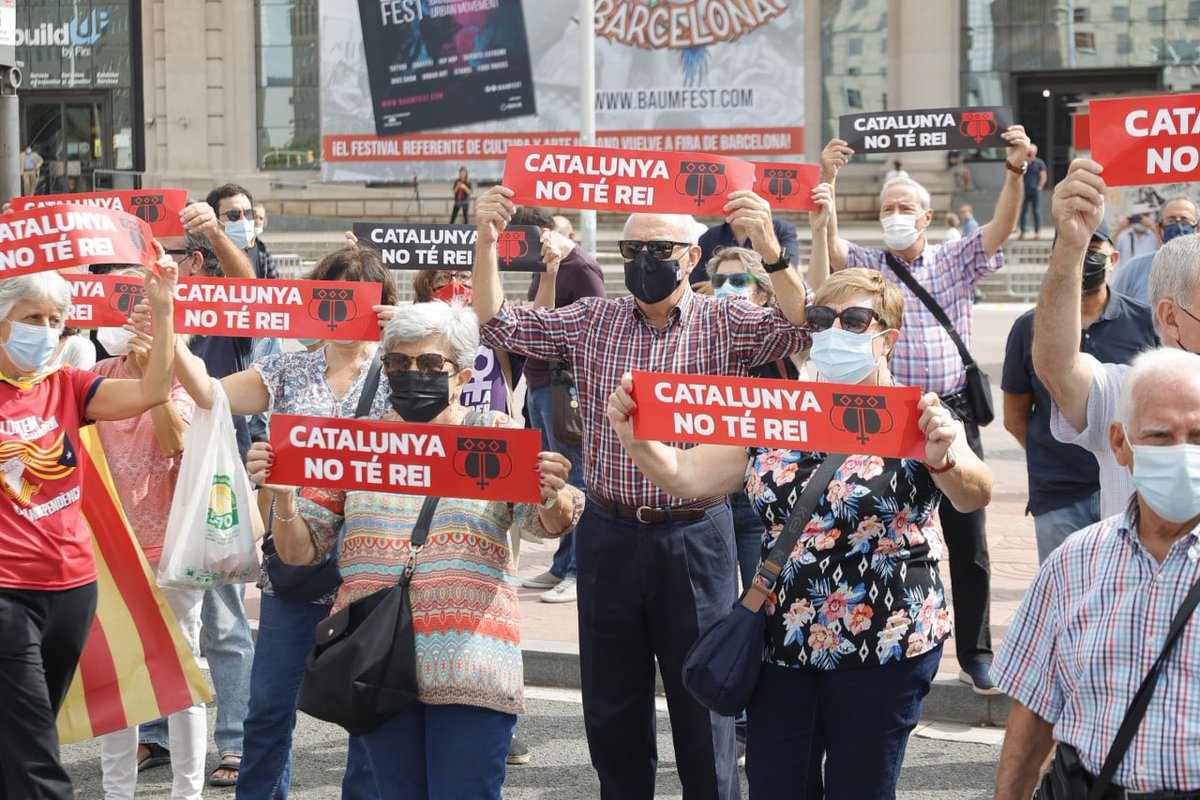 Societatcc's tweet image. Hoy en Barcelona reciben al Rey así. Odio sobre lienzo.