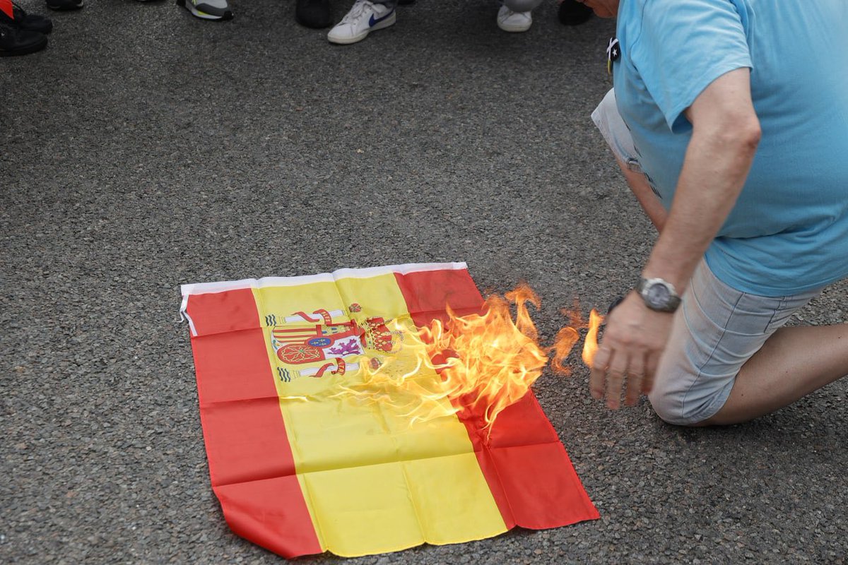 Societatcc's tweet image. Hoy en Barcelona reciben al Rey así. Odio sobre lienzo.