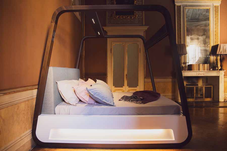 Cos'è un "hibed"? 
E' un comodo ed avveniristico letto di <a href="/hi_interiors/">Hi-Interiors</a> dove #benessere e #tecnologia si integrano regalando un'esperienza assolutamente unica. Scopriamo le tante ed inattese caratteristiche acasamagazine.com/hiam-la-scoper…