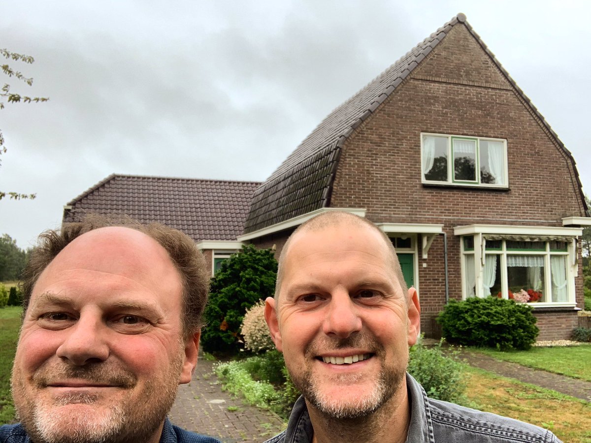 ReinoutWeima's tweet photo. De #broers bij hun geboortehuis #Ruigahuizen #Rûgehuzen #Gaasterland #Gasterlân #DeFryskeMarren #broersenzussendag @freddyweima https://t.co/R1UtoWfYCa