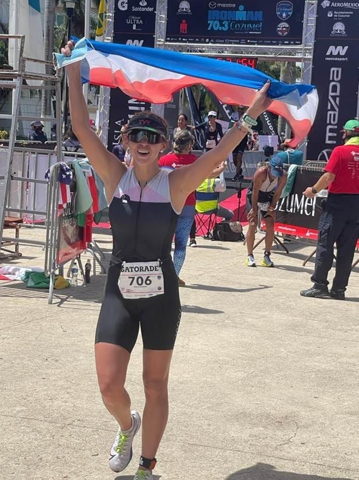 Las triatletas paraguayas Leticia Riquelme, Lia Clari y Cecilia Cabello se destacaron en la competencia Ironman 70.3 de Cozumel en México, posicionándose en el top 10% de 1.352 atletas. La prueba consistió de 1.9km de natación en mar abierto, 90km de ciclismo y 21km de carrera