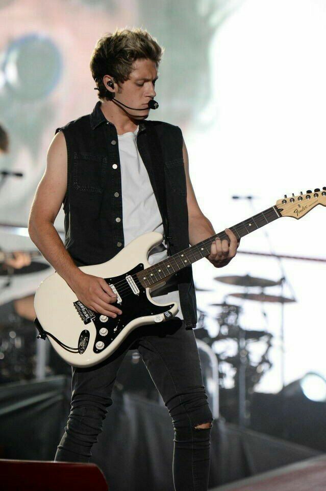 lwtfl_'s tweet photo. niall frat boy playing guitar, a necessary thread; https://t.co/aBK1T0L2U6
