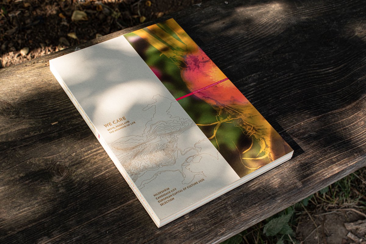 Die 52. Berliner Type zeichnet beide Hildesheimer Bid Books zur Kulturhauptstadt mit Gold aus. Gestaltet wurden beide an unserer Fakultät unter der Leitung von Prof. Dominika Hasse. Mehr Info
hawk.de/.../pressemeld…
#berlinertype #editorialdesign #hawkgestaltung  #hawkhochschule