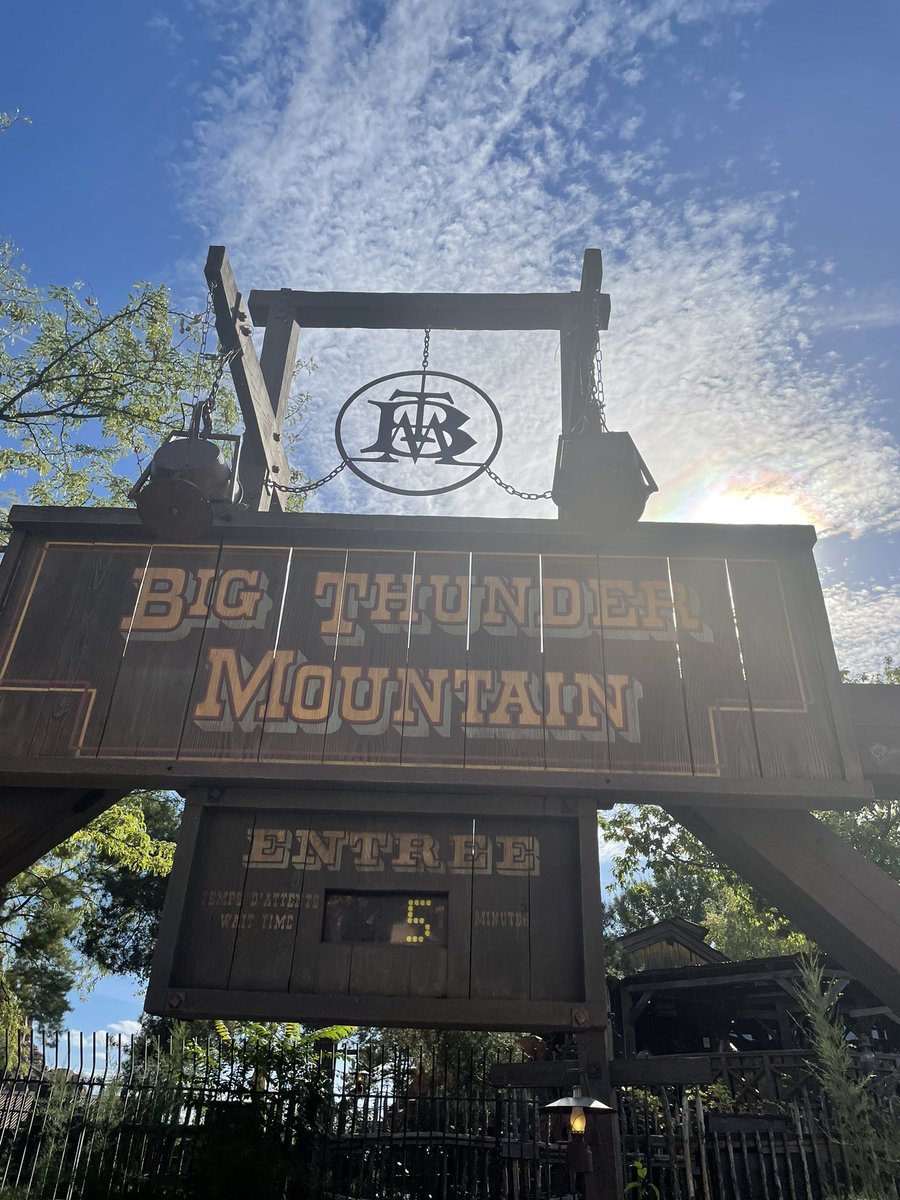 5 minutes wait for our beloved Big Thunder Mountain 😊