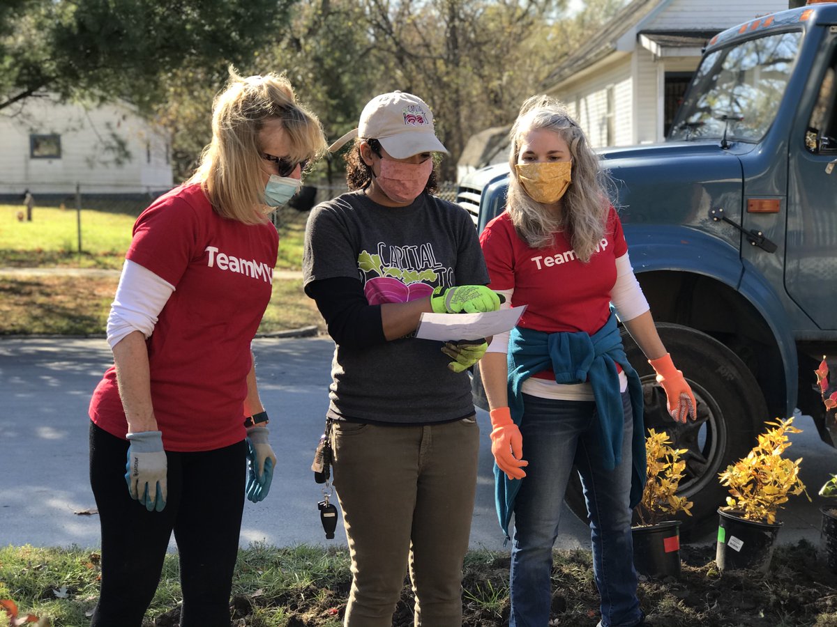 We are growing our team! Apply now for the Volunteer Coordinator position at Capital Roots! Visit capitalroots.org/work-with-us/ to see all of our open positions. #NowHiring #FoodAccessWork #HiringNY