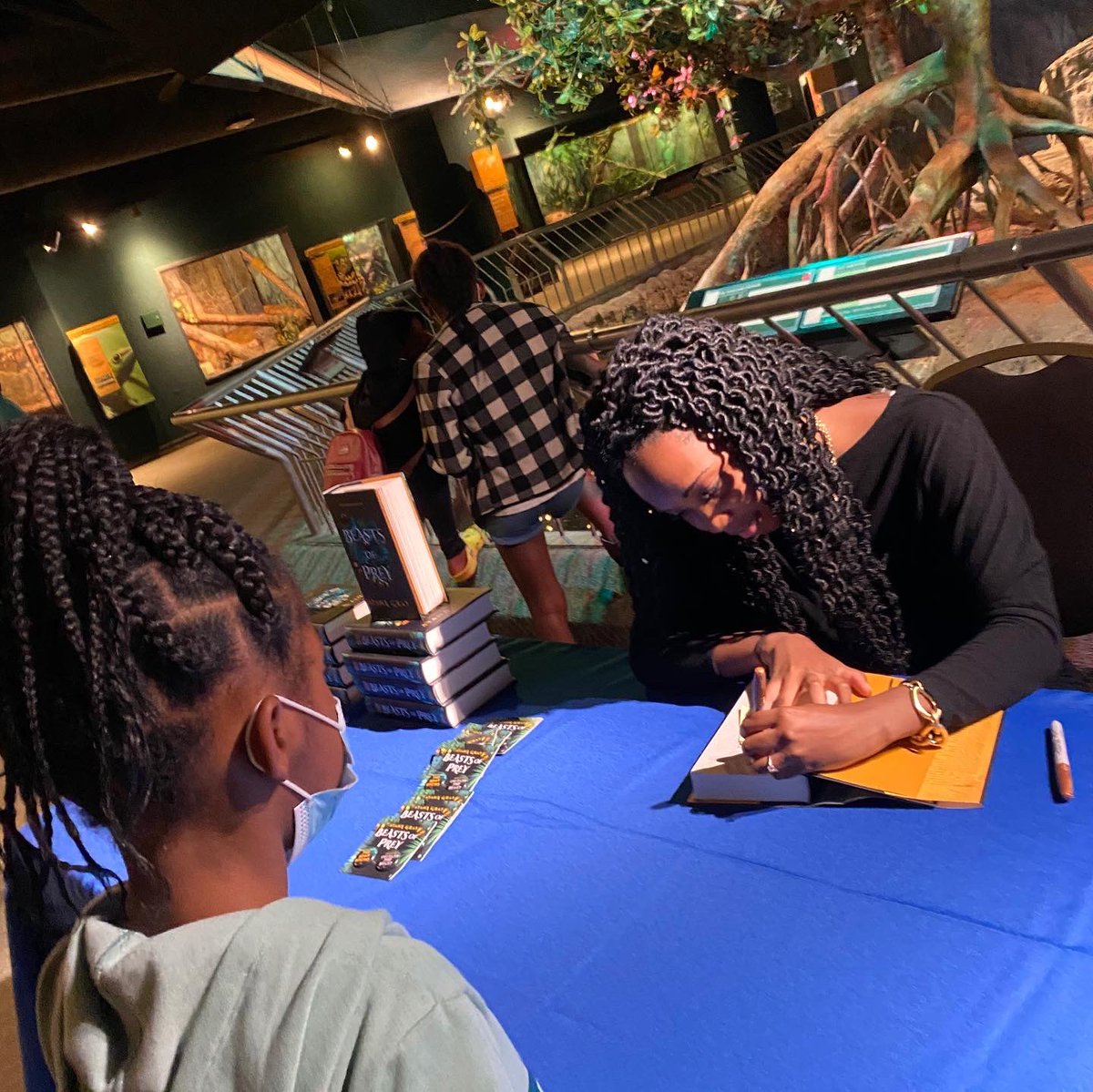AyanaGray's tweet image. Cannot tell you all how much fun I had doing an author event at @clemetzoo last night. It was easily THEE coolest venue I’ve done an author event in, and the crowd was amazing! Thanks so much Cleveland Public Library for inviting me!! 🖤#BeastsofPrey