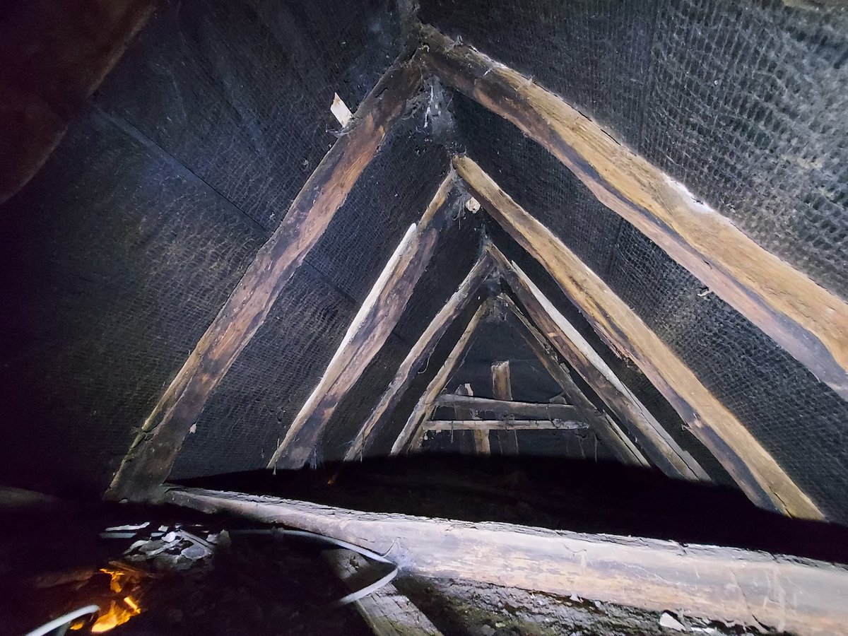 jpwarchaeology's tweet image. Roof structures are often the most untouched parts of a building. They can give us so much info. Here is the roof above services, hall &amp;amp; parlour of a mediaeval house at Kelham. All smoke-blacked from when it was an open hall house. 19thC extension to rear has no sooting.