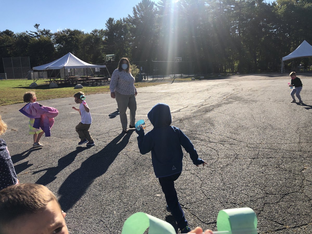 rkfryanrdTech's tweet photo. Kindergarten fun in the morning sun with circle gliders! Ms Egitto’s class is exploring shapes and flight! https://t.co/jNv8wWVzeW