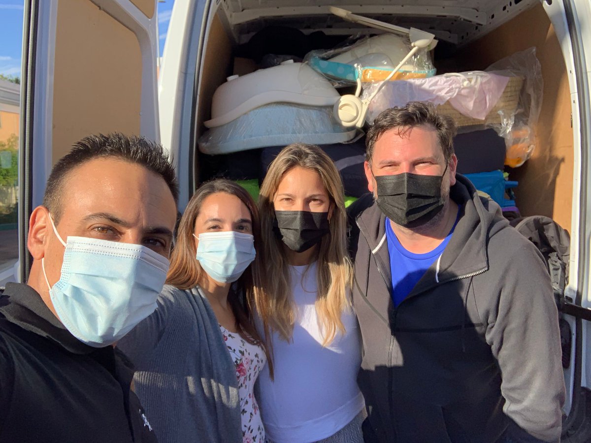 Colegio_Brains's tweet photo. 🙌 No podemos dejar de agradecer a Laura y Kike, mamá y papá Brains, y a su empresa Adyco Aduanas, toda la amabilidad, cariño y ayuda para que la Recogida Solidaria de Madrid llegue a su destino: La Palma 🥰. https://t.co/nNVslgWnin