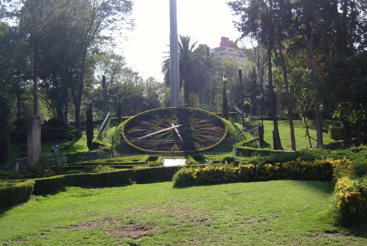 Parque Hundido. La primera gran remodelación de este sitio se hizo en los años 30. El bosque se convirtió en un jardín y  el nombre Noche Buena se transformó en el Parque Hundido. En esta década se construyó en su interior el emblemático reloj de flores. <a href="/BJAlcaldia/">Alcaldía de Benito Juárez</a>