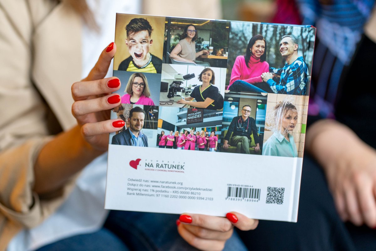 Dlaczego w klinice onkologii pachniało morzem a szpital kojarzy się z lotniskiem? Jak przeżywa chorobę trzylatek i jak smakuje chemioterapia? Dowiecie się tego z niezwykłej książki ONKOMOCNI. Potęga Wspomnień

POLECAMY!
naratunek.org/onkomocni-pote…

#książka #czytam #czytamy #nadzieja