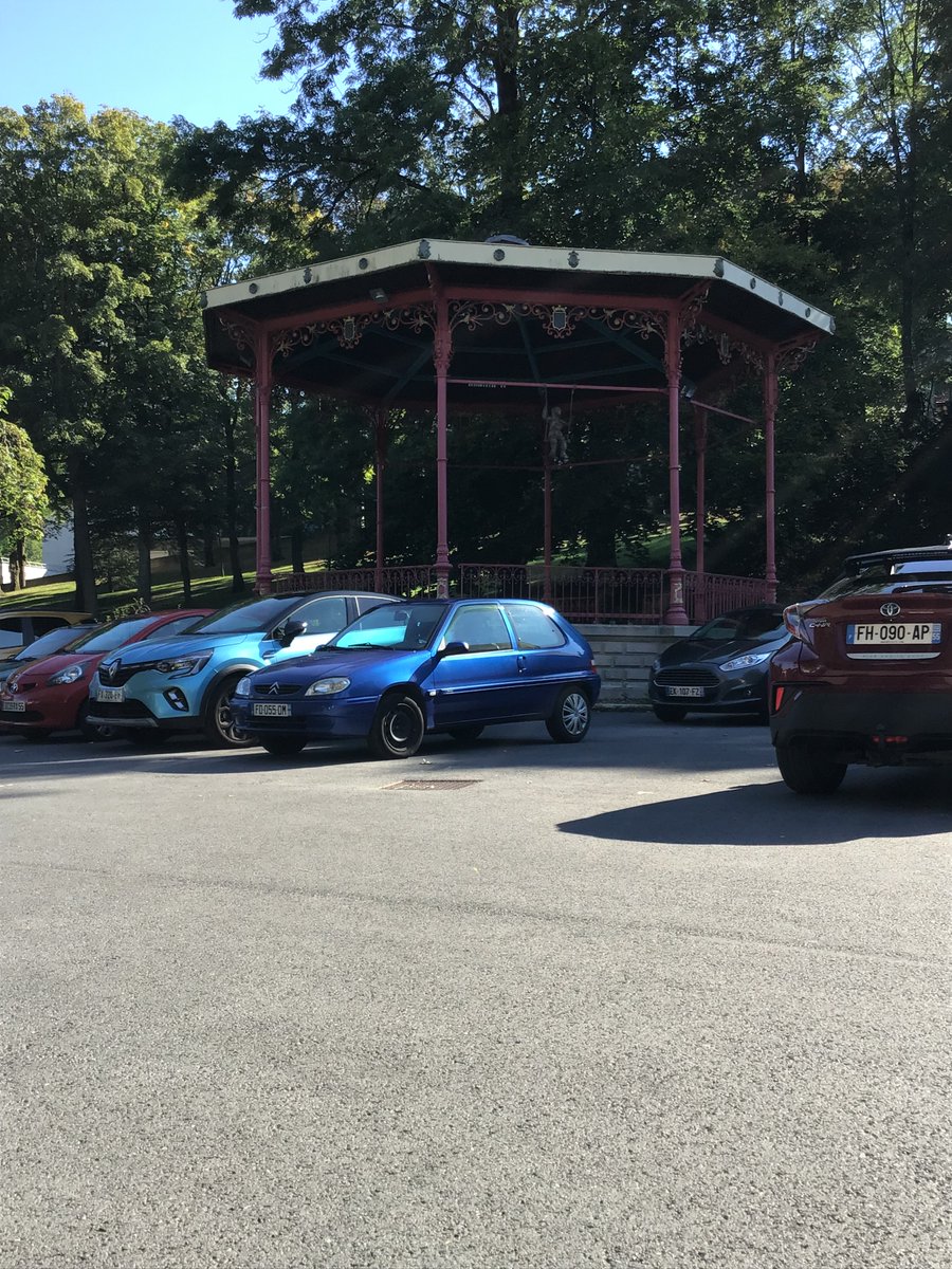 Le kiosque est dans le parc de l’hôtel de ville.