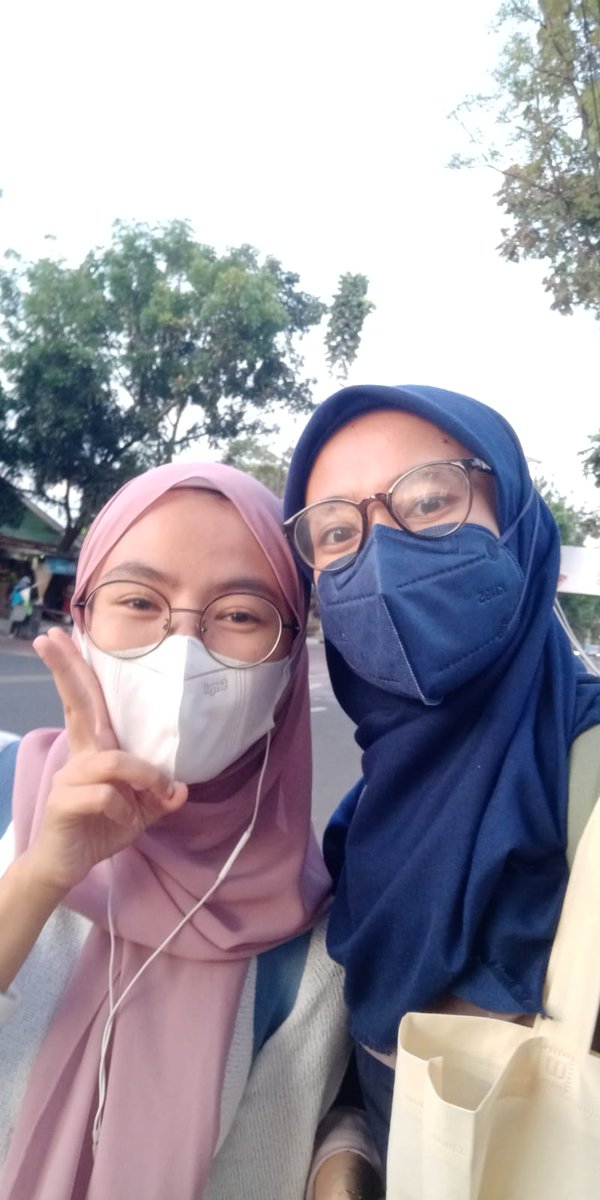 Satu lagi, si partner yg suka rela2 nungguin aku pulang sampe mamang grab orderan aku dateng, terus habis memastikan aku brangkat, baru deh dia pulang jalan kaki k kostnya, sambil pake hedset teuing nyetel lagu naon🤣. Huhu terhura aku, maacih ya <a href="/dstnyyy__/">destisp</a> jangan bosen ya 😀