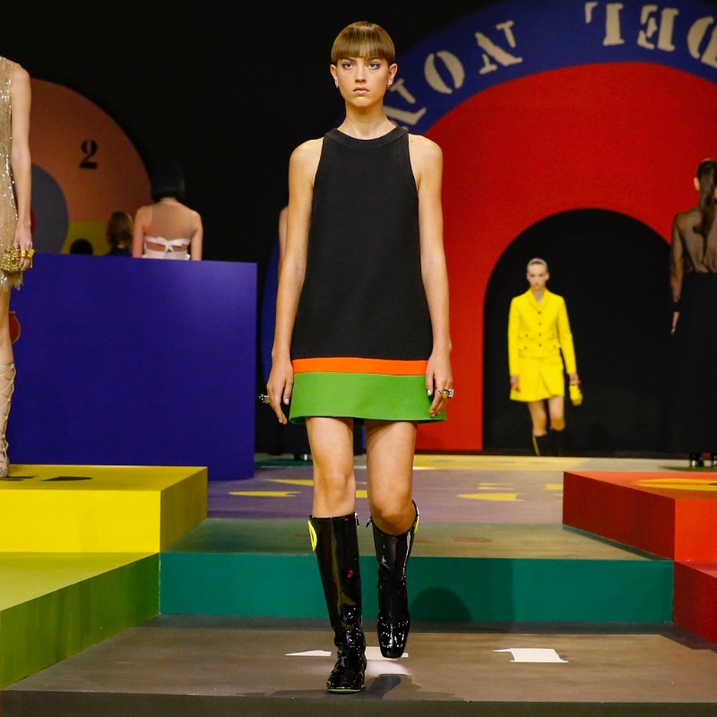 Dior's tweet photo. The use of colorblocking transforms paneled coats and A-line dresses in the #DiorSS22 collection https://t.co/EGs3WQVpoM by Maria Grazia Chiuri, in a contemporary take on Marc Bohan's 1961 'Slim Look' and the youthquake fashion that followed.