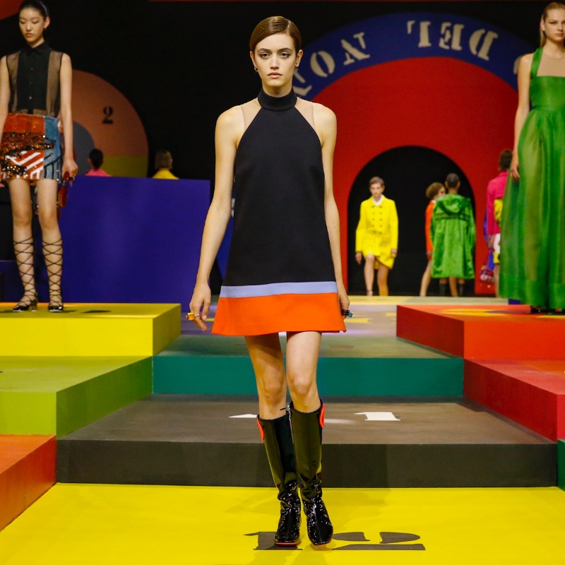 Dior's tweet photo. The use of colorblocking transforms paneled coats and A-line dresses in the #DiorSS22 collection https://t.co/EGs3WQVpoM by Maria Grazia Chiuri, in a contemporary take on Marc Bohan's 1961 'Slim Look' and the youthquake fashion that followed.