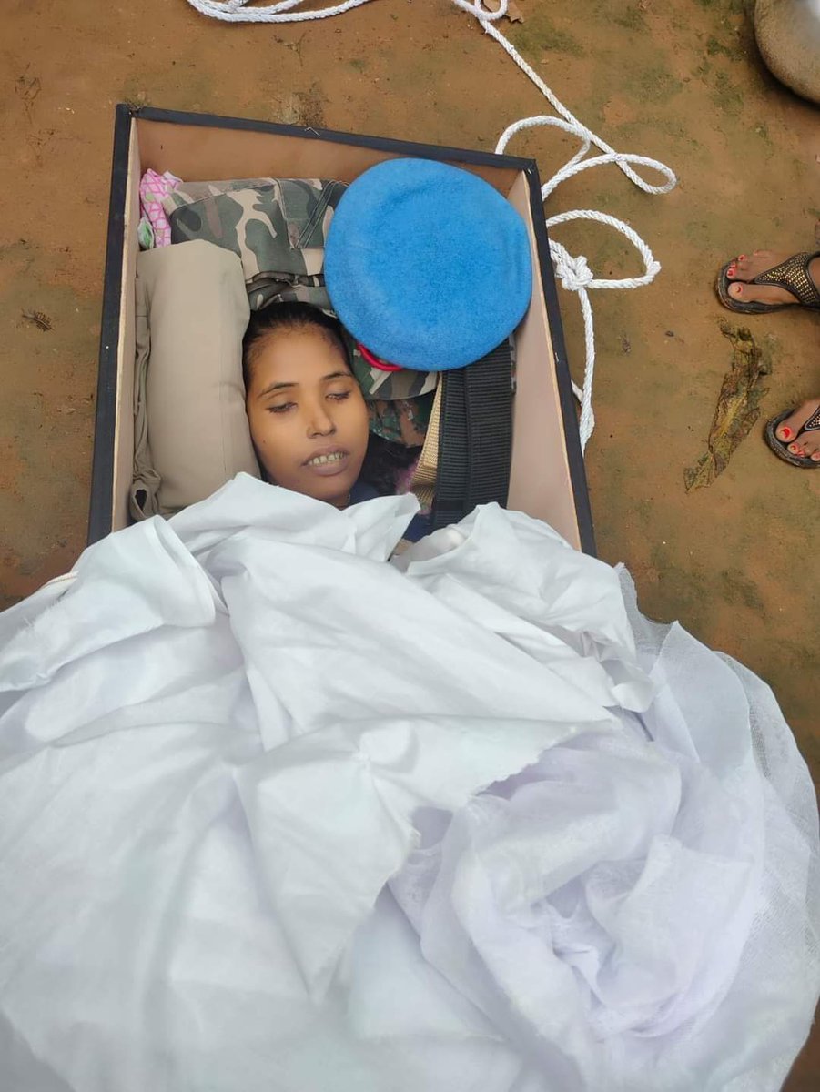 Exams Fighters (@examsfighters) on Twitter photo इस #मासूम बहन की मौत का जिम्मेदार कौन??
#मोराबादी में चल रहे #सहायक_पुलिसकर्मियों के हड़ताल में आई हुई थीं तभी #मौसम खराब और बाहर सोने के कारण इनका तबीयत खराब हुआ और बेहतर इलाज के लिए इनको गृह जिला भेजा गया वही इलाज के दौरान इनका निधन हो गया !🙄🙏
<a href="/HemantSorenJMM/">Hemant Soren</a> <a href="/INCJharkhand/">Jharkhand Pradesh Congress</a> इस #मासूम बहन की मौत का जिम्मेदार कौन??
#मोराबादी में चल रहे #सहायक_पुलिसकर्मियों के हड़ताल में आई हुई थीं तभी #मौसम खराब और बाहर सोने के कारण इनका तबीयत खराब हुआ और बेहतर इलाज के लिए इनको गृह जिला भेजा गया वही इलाज के दौरान इनका निधन हो गया !🙄🙏
<a href="/HemantSorenJMM/">Hemant Soren</a> <a href="/INCJharkhand/">Jharkhand Pradesh Congress</a>