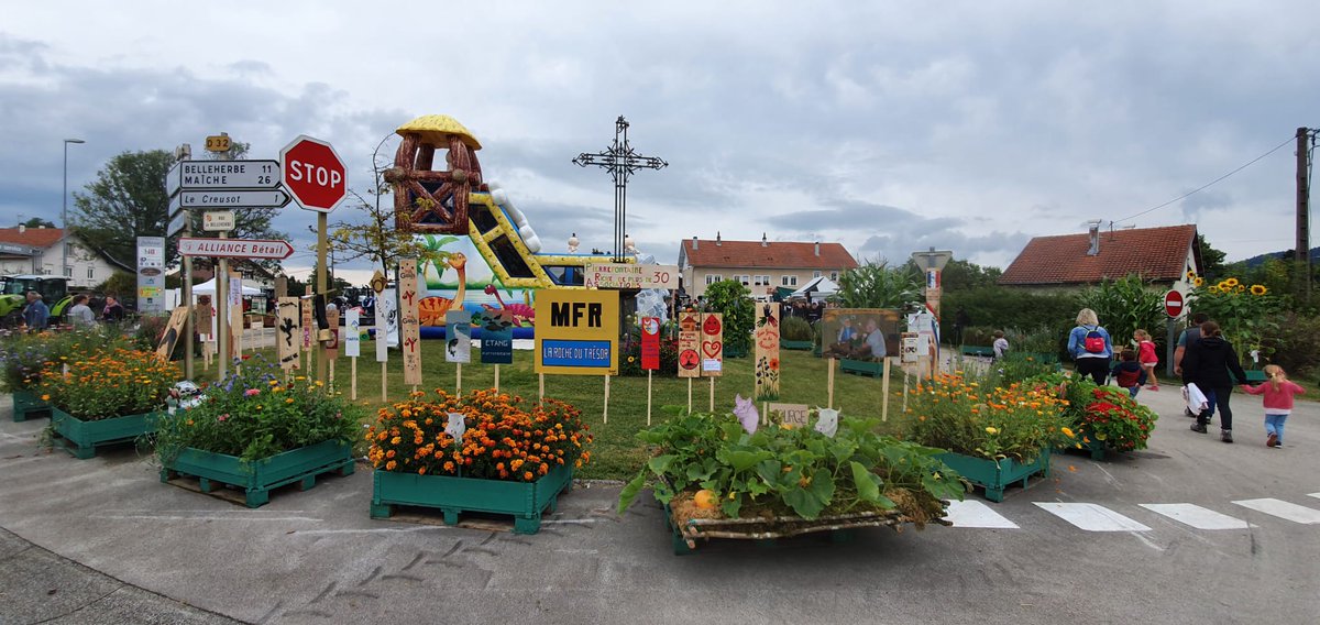 JacquemetAnnick's tweet photo. C'est la saison des #comices ! 🐮Dimanche 26 septembre, comice de #PierrefontaineLesVarans avec de nombreux #agriculteurs.
Une belle décoration du village, travail sur la #biodiversité, avec M. le Maire Daniel Prieur et de nombreuses animations. https://t.co/SlCZJpCS16