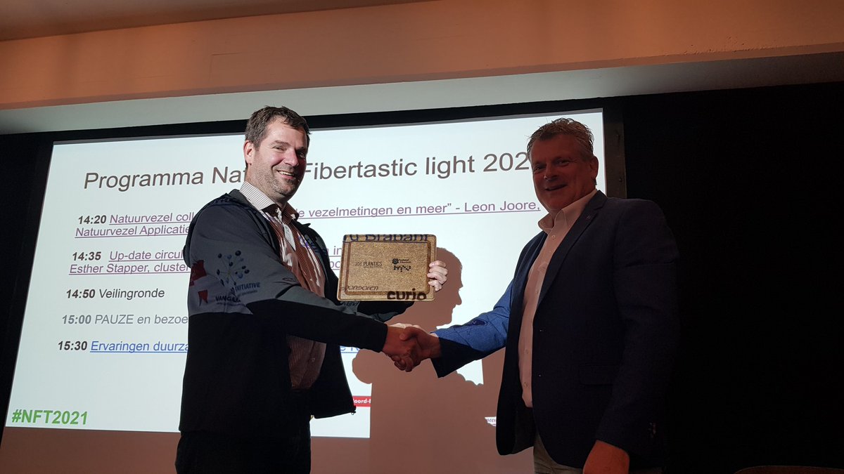 Gepersonaliseerde Natural Fibertastic dienblad overhandigd door <a href="/Plantics_NL/">Plantics _ Superior Natural Materials</a> aan <a href="/NatuurvezelAC/">Natuurvezel Applicatie Centrum</a> #NFT2021