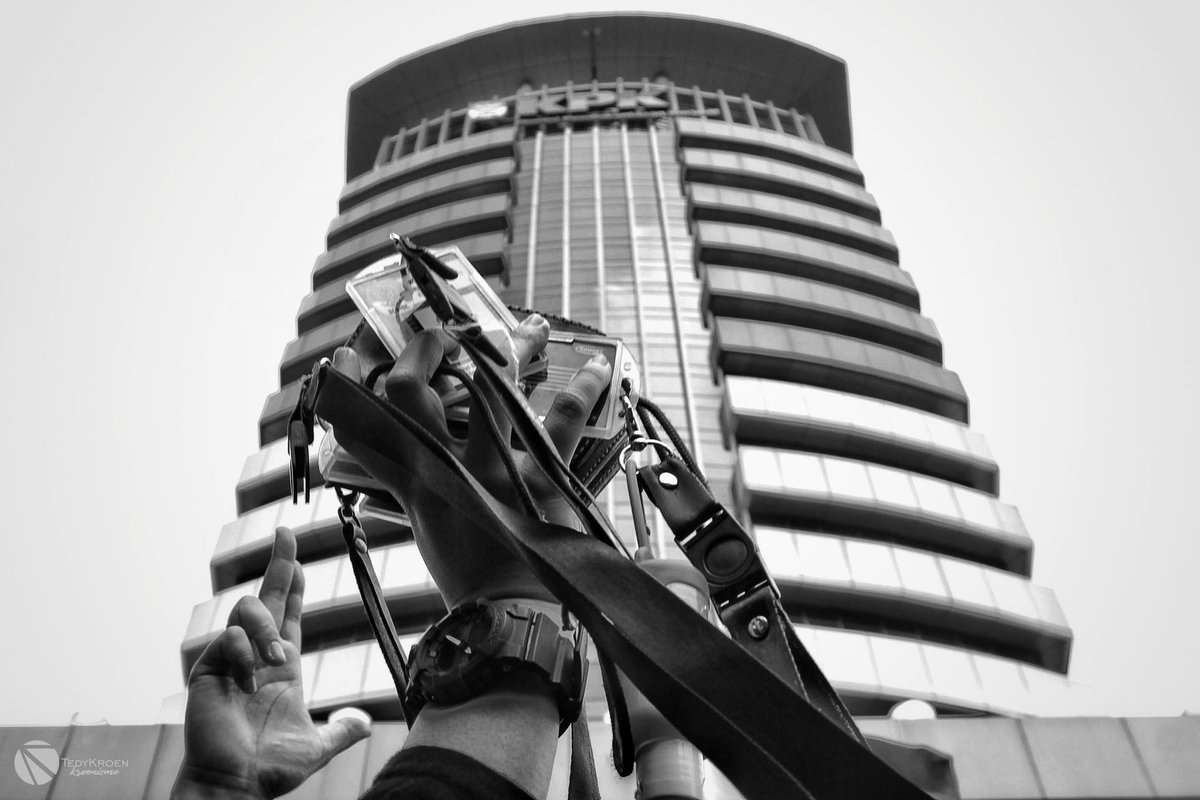 kroenisme's tweet photo. • YANG TER(di)SINGKIRKAN •
#TWK #KPK #TWKKPK #30STWK #KPK58TWK #ReformasiDikorupsi #Documentary #DocumentaryPhoto #HistoryPhoto #History #Corruption #Korupsi #Kroenisme #KroenImages #BWImages @KPK_RI @nazaqistsha @yudiharahap46 @febridiansyah @arti_put https://t.co/A07uRMeA2k