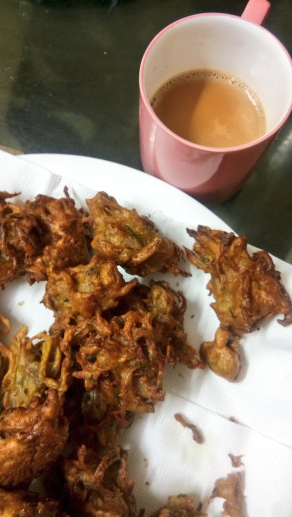 Roobal_25's tweet image. शाम को लौकी और प्याज़ के पकोडे खिलायेन्गे  बोल के बहोत काम करवा लिये घर वाले आज....... बट इट वास वर्थ इट यू नो.... 😝
#foodie #pakode