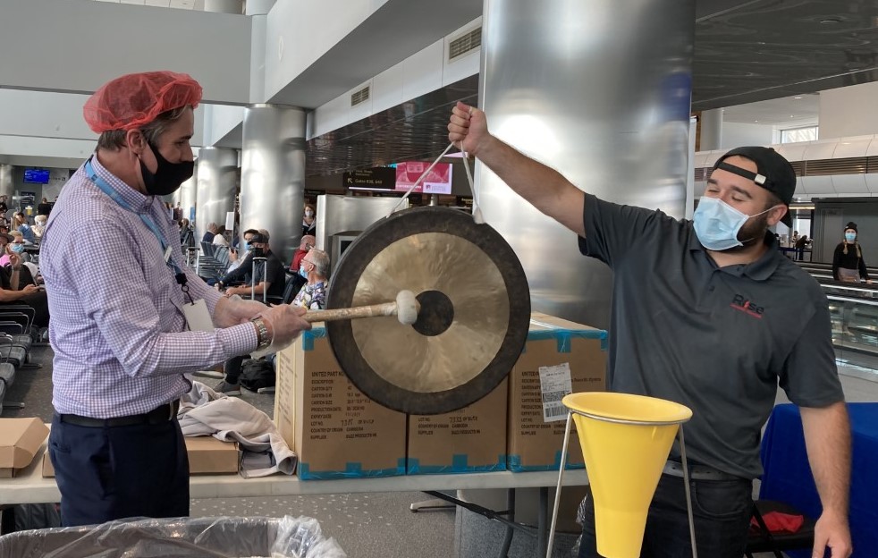 Customer Service Managing Director @jonathangooda working alongside us to make meals for Rise Against Hunger, one of our September of Service events. Thank you, Jon, for ringing the gong as we reach one of the meal packaging milestones during the event. @UnitedinDEN @Grzeg77