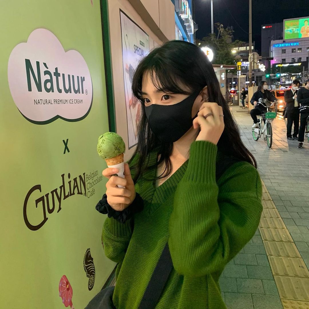 jjansolE_'s tweet photo. “어, 너 어디야. 나 지금 두번째, 어어 거기 앞에 있어. 그, 어,”
“어? 아까,”
“아니에요.”
“네?”
“그 저, 저 다른곳갈게요.”
“에? 왜요?”
“혹시 따라온줄 알고 기분 나쁘실까봐..”
“먼저 와계셨잖아요..?”
“아..맞네..”
본인 생카 온 아이돌 서지완과 우연히 동선 겹쳤다가 자기가 더 당황한 팬 윤솔. https://t.co/9HmOE2SyuM