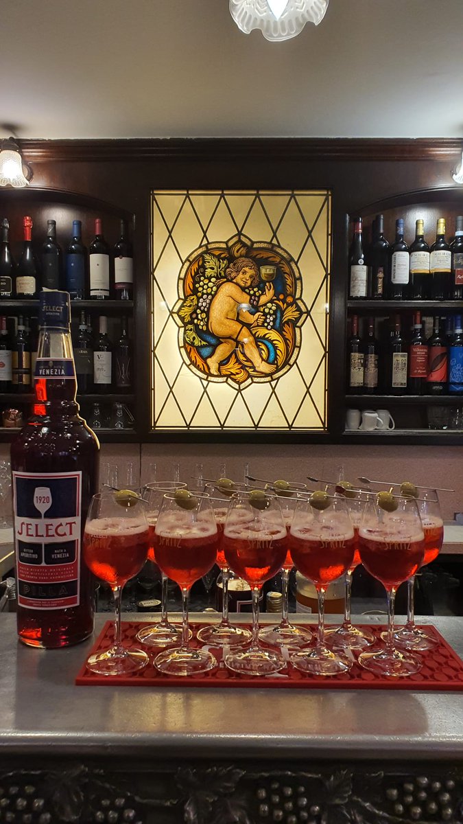 il_Bistrot's tweet photo. The perfect #Spritz?
But at Bistrot De Venise here in #Venice, made with Prosecco #wine, sparkling water, but above all #SelectAperitivo, the original aperitif, born in 1920 in Venice!
#restaurant #ristorante #winebar #enoteca #aperitif #spritzselect #selectspritz #spritz🍹 https://t.co/Gu3KFHUHYo