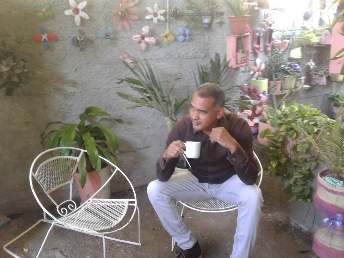 Gracias a la vida que me ha dado tanto, me ha dado la risas y ne ha dado el llanto....
Gracias a Dios primero y a mis padres por darme la oportunidad de vivir 
Hoy en mi cumpleaños Saludos a todos y  todas 
Bueno días!!!!!