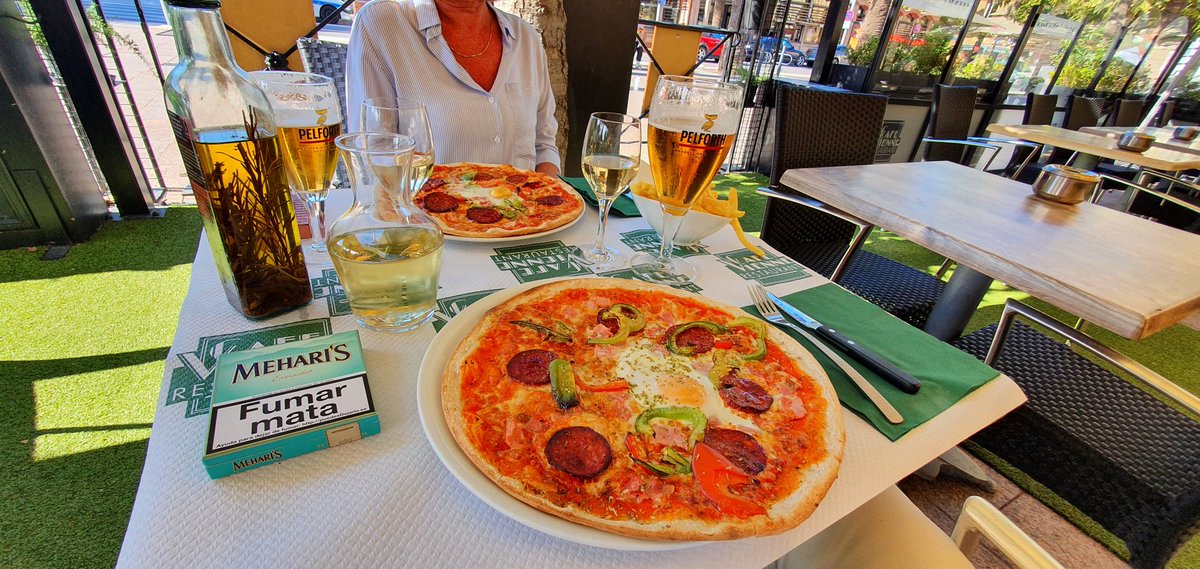 This form of pre-match nutrition at Café Vienne in Perps city centre is crucial, so the Dragons Head of Performance <a href="/RichHunwicks/">Rich Hunwicks</a> told me.
His actual words were: "In your condition, it can't do any more harm."
Bon match!
❤💛🐉