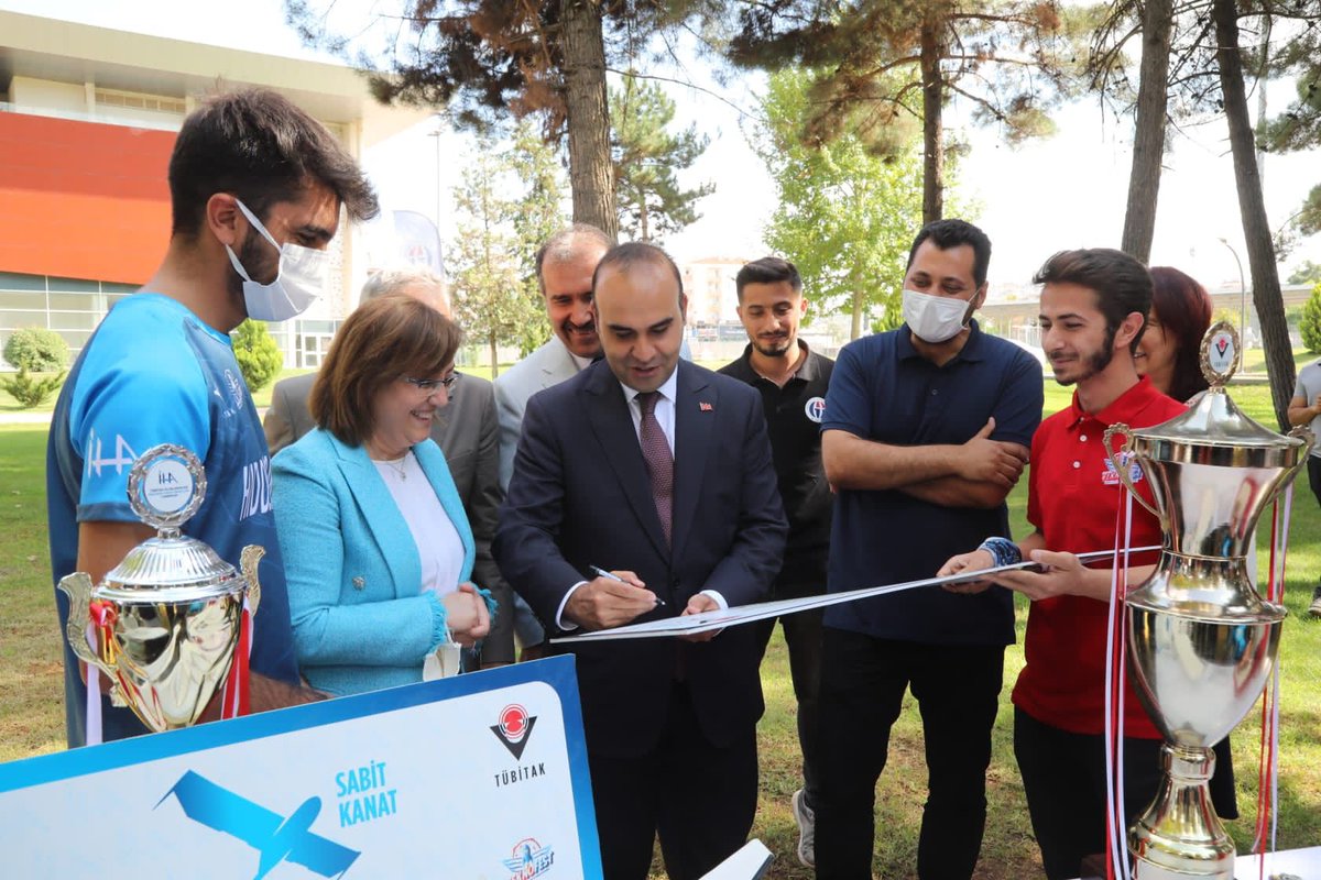 FatmaSahin's tweet photo. #Teknofest2021 heyecanı devam ederken rüzgar Gaziantep'ten yana esmeye devam ediyor. 🚀 

Gözümüz yükseklerde! 🙂 🧑‍🚀 

En çok başvurunun geldiği şehirde @gaziantepbeld olarak desteklediğimiz takımları ziyaret ettik. Gençlerimize başarılar diliyorum. https://t.co/F3DWQBoYlw