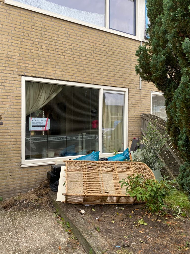 Woning gesloten door burgemeester <a href="/VanEgters/">Tjeerd van der Zwan</a>. Kalmoeshof te Heerenveen. Na vele overlast meldingen en aantreffen harddrugs. #politie #Heerenveen #drugs #overlast