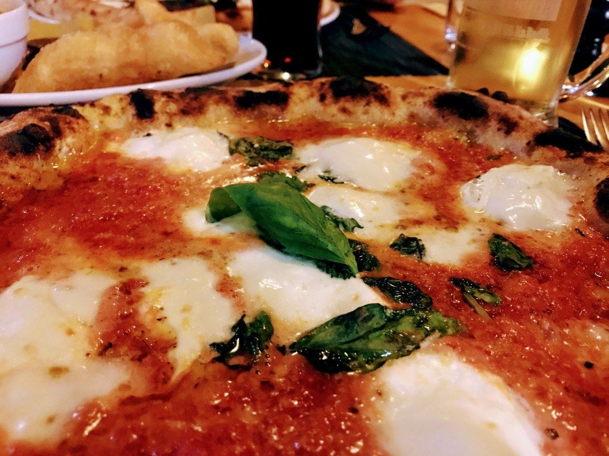 Pizza &amp; Prosecco - the perfect pair. We have more Prosecco pairings in our new food pairing guide. Link in bio. Pizza: @pizzeriabarbato_follina #proseccolover
#neapolitanpizza
#winepairing
#winesoftheworld #wineandfoodpairing #wineblog #foodandwinepairing
#winebloggers