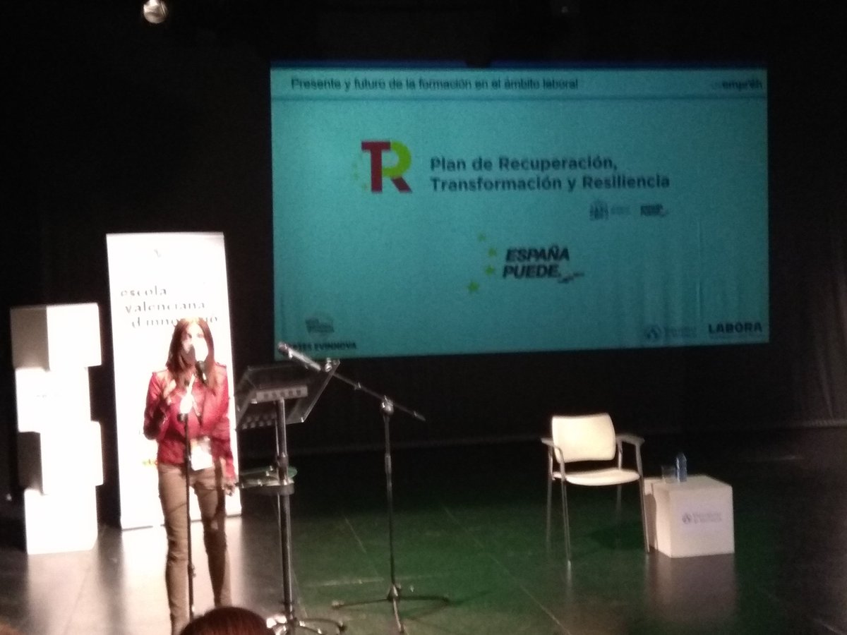 fpcatarroja's tweet photo. Des de la direcció del centre participem hui i demà al III Campus de l'Escola Valenciana d'Innovació a l'Universitat de València. Molt interessant "El present i el futur de la Formació a l'àmbit laboral", per Belén Rebollo, cap d'àrea de seguiment del SEPE. Amb moltes novetats. https://t.co/ZkffOkBU86