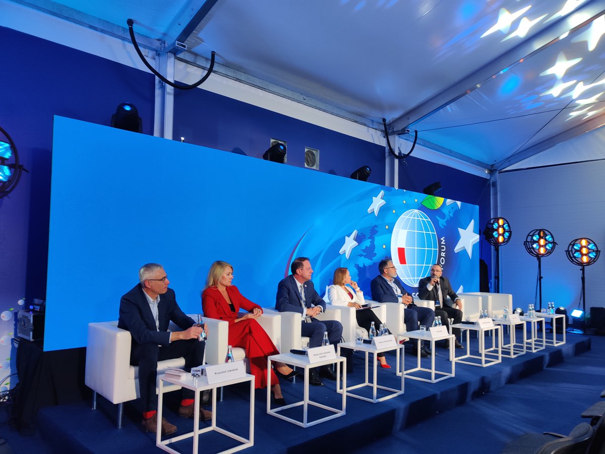 hbhta1's tweet photo. Przeżyjmy to jeszcze raz, czyli migawki z tak ważnego dla nas panelu poświęconego #hbhta podczas @Economic_Forum_ !
Więcej informacji jak zwykle na stronie: https://t.co/azJPjehH8r
#ochronazdrowia #innowacje
@NFZ_GOV_PL
@nikardiologii
@LazarskiUni_
@NCBR_pl https://t.co/M0RxCD7U1A
