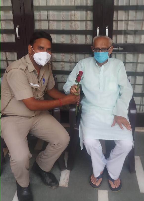 DCP_NorthWest's tweet photo. #WeCare for our Senior Citizens &amp; ensure their well-being &amp; safety.

In view of upcoming #InternationalDayOfOlderPersons, @DCP_NorthWest interacted with them via VC &amp; #NorthWest Staff visited them and made them aware regarding use of services &amp; #App of @DelhiPolice.

#DilKiPolice https://t.co/1UbQTp7si0