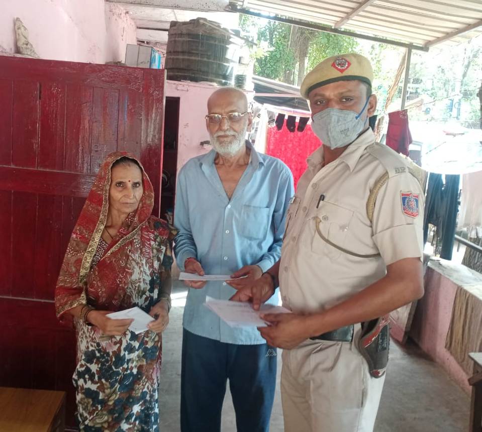 DCP_NorthWest's tweet photo. #WeCare for our Senior Citizens &amp; ensure their well-being &amp; safety.

In view of upcoming #InternationalDayOfOlderPersons, @DCP_NorthWest interacted with them via VC &amp; #NorthWest Staff visited them and made them aware regarding use of services &amp; #App of @DelhiPolice.

#DilKiPolice https://t.co/1UbQTp7si0