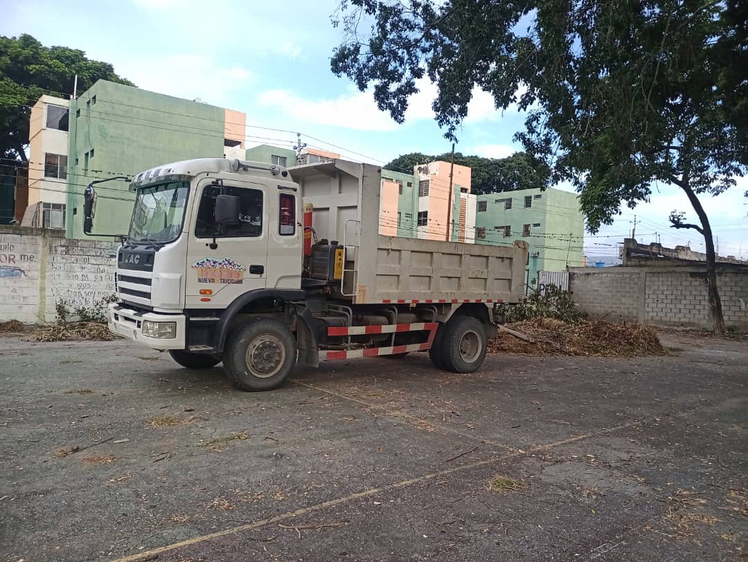 #NoticiasTricolor | 📷🗞️| Nos mantenemos desplegados en la recolección de escombros y bote de maleza en la Escuela Dr. José Gregorio Hernández ubicada en la Calle 30 entre Av 25 y 26. .@NicolasMaduro .@GRaulparedes .@Barrio_Tricolor #ProducirEsVencer