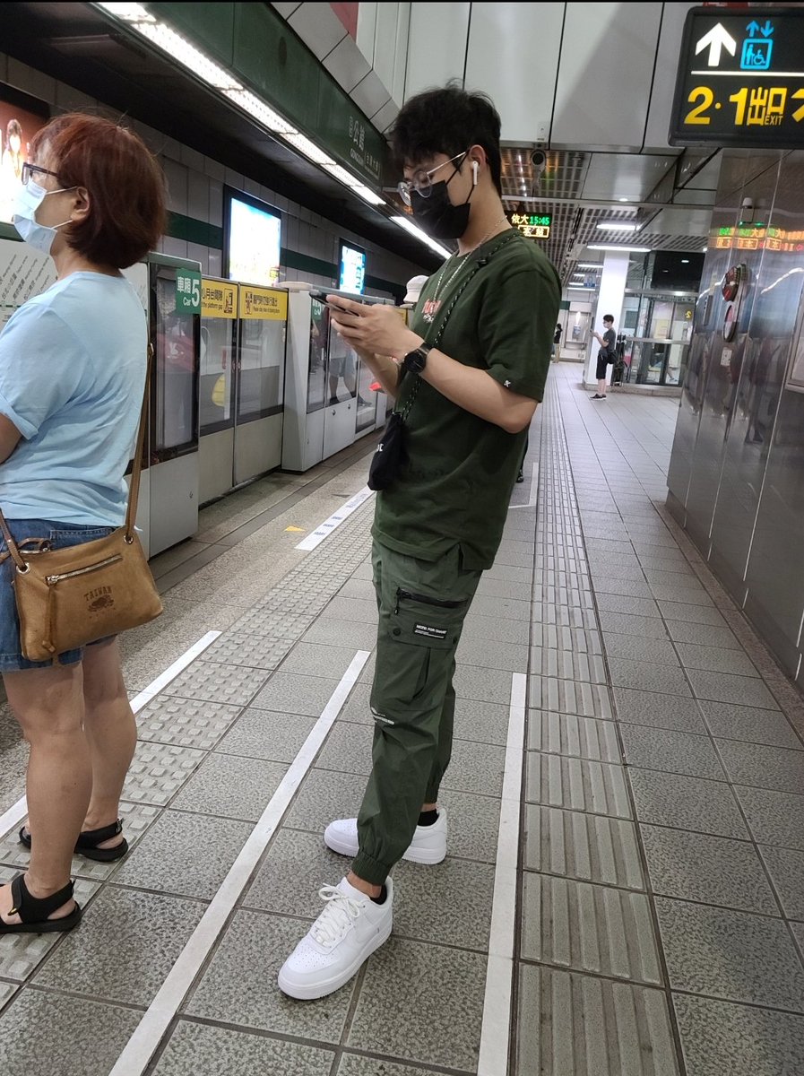 loveshoe11's tweet photo. 這樣的帥哥配上白af跟誘人的黑短襪  快受不了啦～ https://t.co/a1vELoK3j9