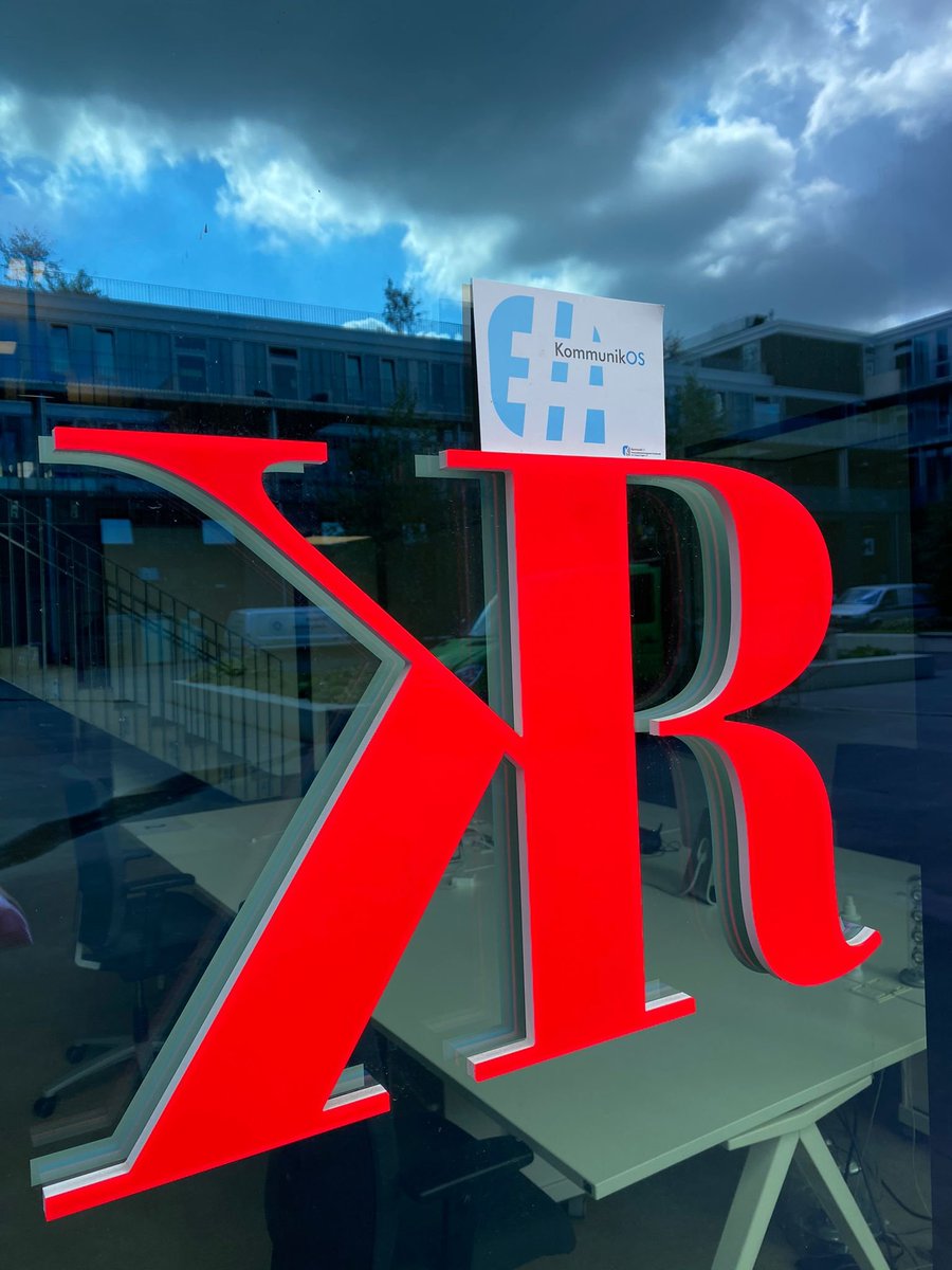 Unsere <a href="/KommunikOS/">KommunikOS</a>-Postkarte hat es gemeinsam mit mir nach #Köln zu <a href="/KammannRossi/">Kammann Rossi</a> geschafft! 💙Es lebe das großartige KommunikOS-Netzwerk und unsere Speaker der #KoMaktuell21 @CarstenRossiKR. Meine ersten vier Wochen sind bereits wie im Flug vergangen! 🙌