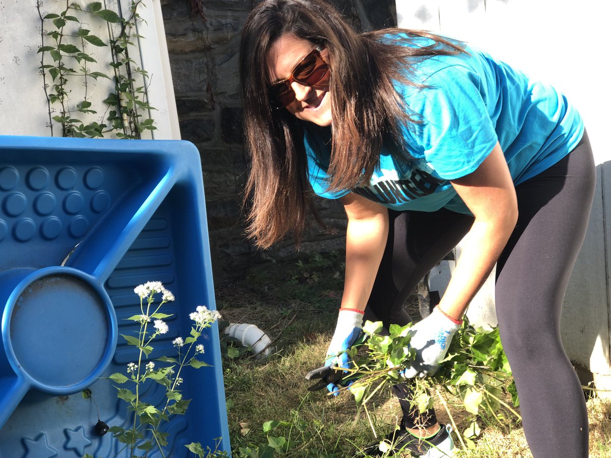 LVCConline's tweet photo. Our superstar 🤩 volunteers from @FultonBank tackled the overgrown ivy at LVCC at @mystlukes on Delaware Ave. in #Bethlehem. #DayofCaring #volunteersrock 🎸#volunteer @UnitedWayGLV @VolunteerLV https://t.co/czAspQIfdk