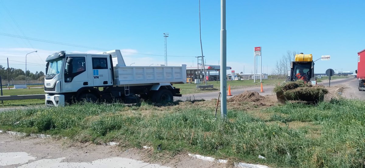 CarinaLambrecht's tweet photo. 🚜 Continúan las tareas de mantenimiento de rotonda #RN3 y acceso a #BahiaBlanca por calle #PedroPico
🚜 Trabajos ejecutados por conservación del #19Distrito
#VialidadNacional
#ResponsabilidadSocial
@gtrankels https://t.co/fYmDKEff3n