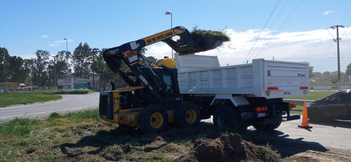 CarinaLambrecht's tweet photo. 🚜 Continúan las tareas de mantenimiento de rotonda #RN3 y acceso a #BahiaBlanca por calle #PedroPico
🚜 Trabajos ejecutados por conservación del #19Distrito
#VialidadNacional
#ResponsabilidadSocial
@gtrankels https://t.co/fYmDKEff3n