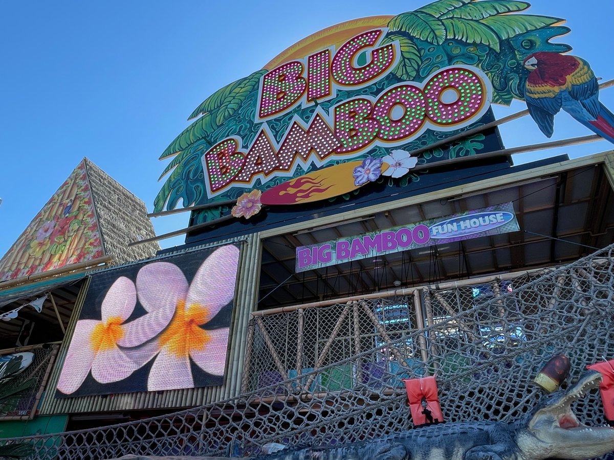 UltravisionSol's tweet image. Check out our patented 'Blade' #LEDDigitalDisplay at the @StateFairOfTX

Our team removed the old LED display, installed the new one, and had the customer's content up and running! 

If you need an LED DigitalDisplay or #LEDScreenRental please call us at 215-504-2404