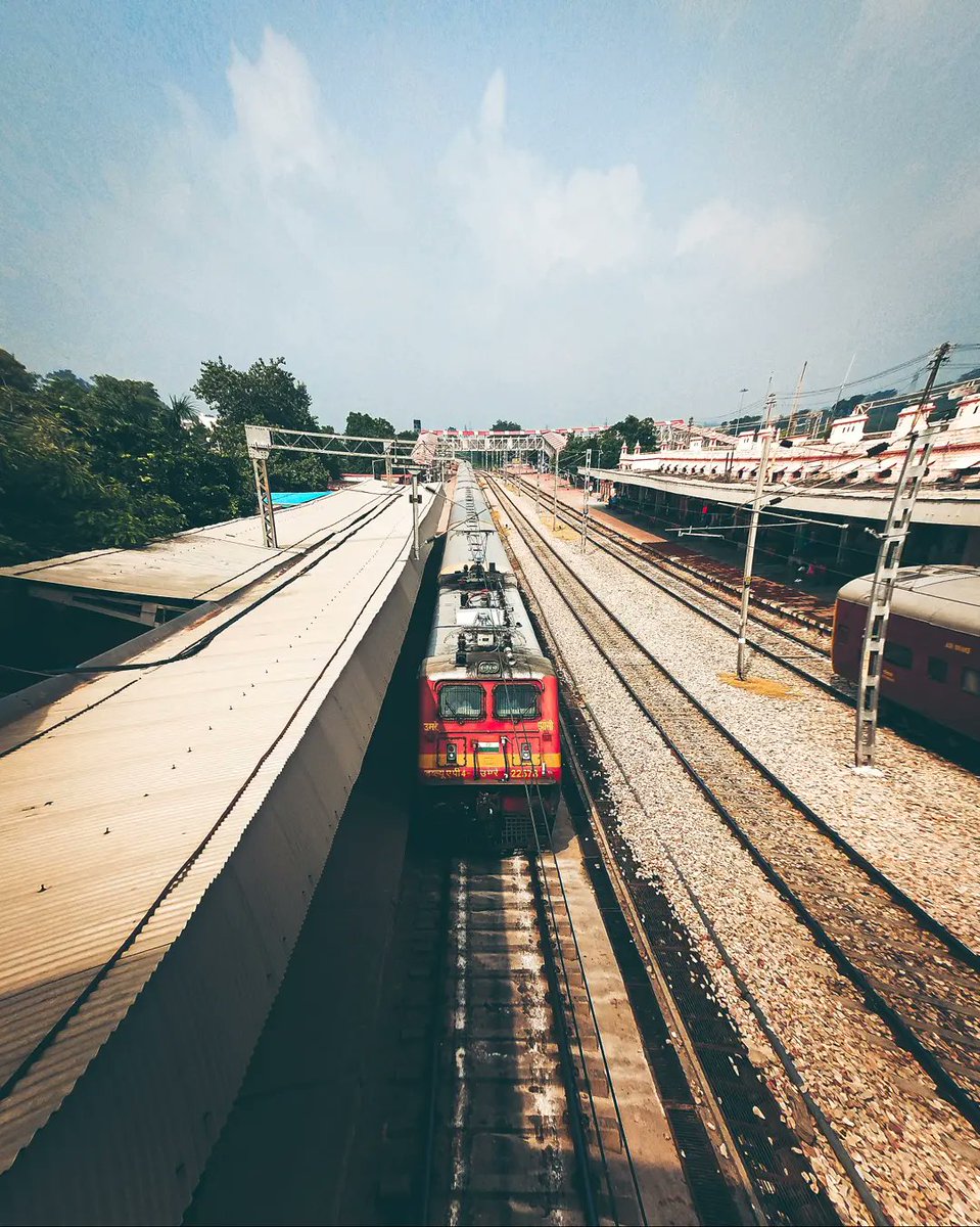 raghurajs254's tweet photo. God never promised an easy road...only a worthwhile trip.
#be_iconic #trainstation #train #trains #railway #railways #trainspotting #rail #world #photography #trainspotter #railroad #travel #railwayphotography #railfan #best #station #traintracks #railwaystation #bharatpur https://t.co/vvAq1CujW5