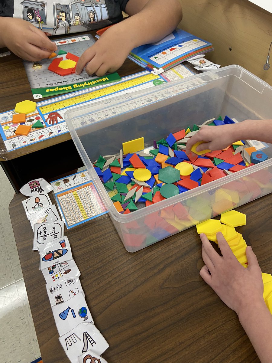 Peanut25's tweet photo. Exploring patterns and shapes today ❤️. #ALEROCKS @NISDMoraES https://t.co/BVe2KPFaSL
