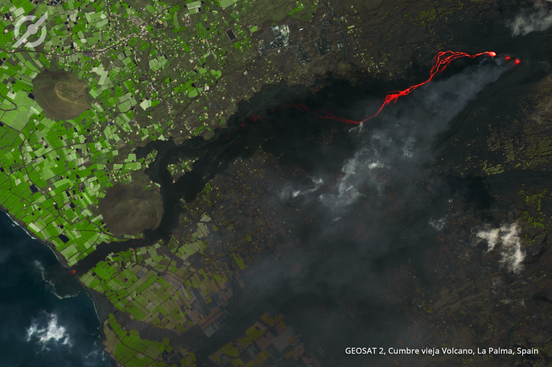 ipma_pt's tweet photo. 📢Veja as imagens de satélite dos rios de lava do vulcão Cumbre Vieja, nas Canárias, a chegar ao mar, tiradas ontem, 29 de setembro, e que resultam da colaboração do IPMA com a empresa portuguesa GeoSat👉https://t.co/h6Ad5qgbdO https://t.co/tdFsFsJGt7