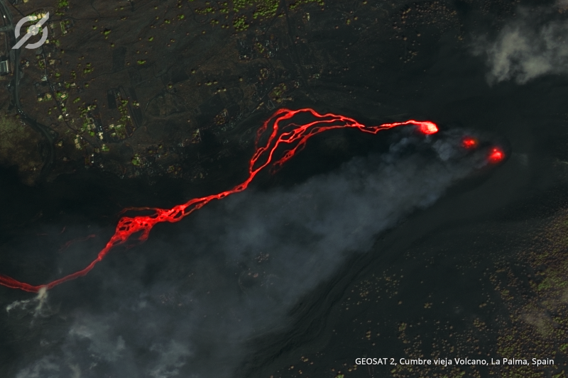 ipma_pt's tweet photo. 📢Veja as imagens de satélite dos rios de lava do vulcão Cumbre Vieja, nas Canárias, a chegar ao mar, tiradas ontem, 29 de setembro, e que resultam da colaboração do IPMA com a empresa portuguesa GeoSat👉https://t.co/h6Ad5qgbdO https://t.co/tdFsFsJGt7